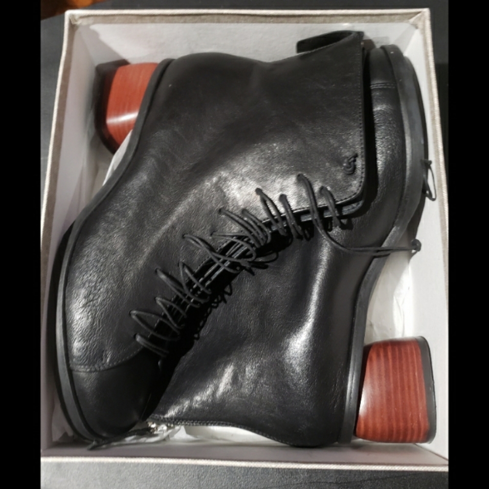 NIB: Mat:20 Italian Tronchetto Lacci Bootie, 41